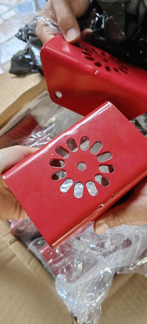 Image montrant les pièces en acier pliées et peintes 