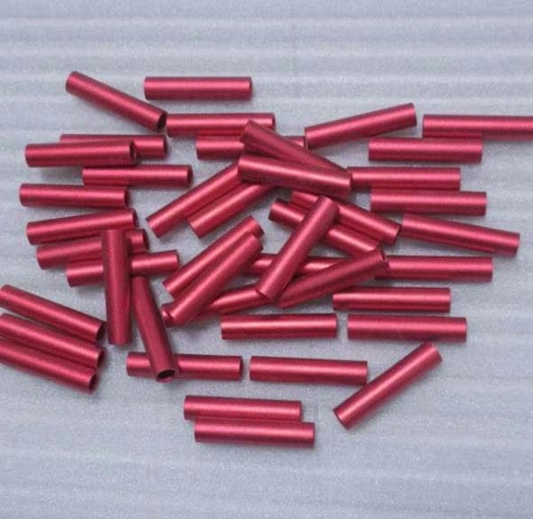 Image montrant les entretoises aluminium anodisées rouge